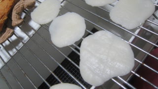 IMG 0013 320x180 - 上新粉を使って家で煎餅を作ってみました