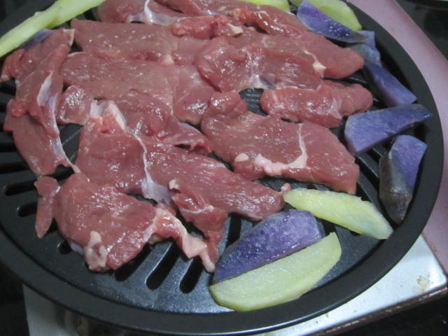 IMG 0084 - ラム肉となんか紫色のジャガイモ(多分ノーザンルビー)で焼肉