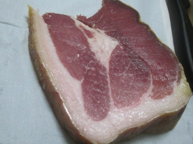 IMG 0007 - 原木から切り出した生ハム肉の刻む前な固まり干し肉