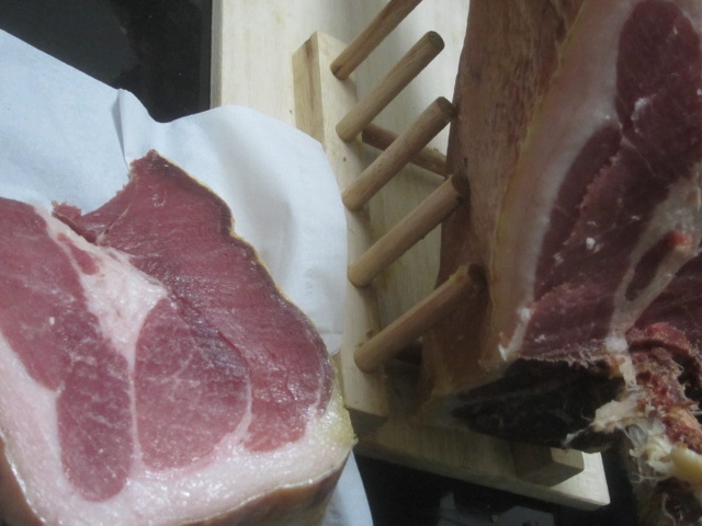 IMG 0008 - 原木から切り出した生ハム肉の刻む前な固まり干し肉