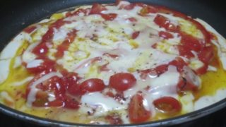 IMG 0016 320x180 - トマトとチーズと卵のどっちゃりのせピザ