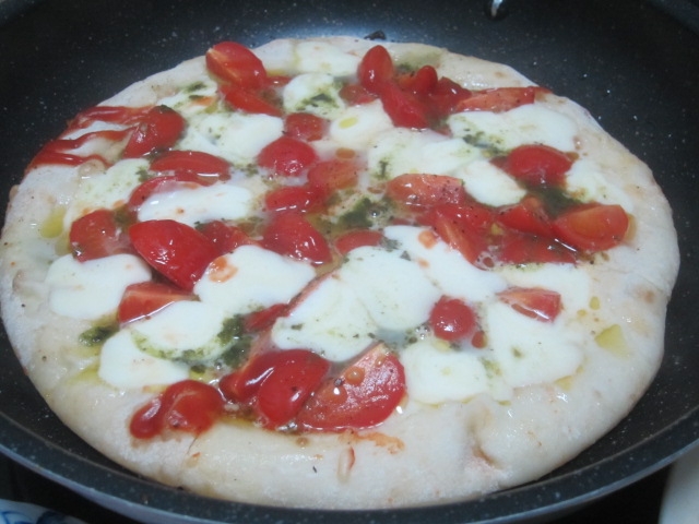 IMG 0994 - モルタデッラの炒め物とチーズ増し増しピザ