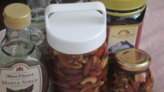 IMG 1469 320x180 - メープルシロップと蜂蜜にナッツ漬けてハニーナッツ作って食べ比べ