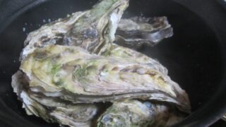IMG 2217 320x180 - 知内産の殻ごとな牡蠣を鍋で酒蒸しにした