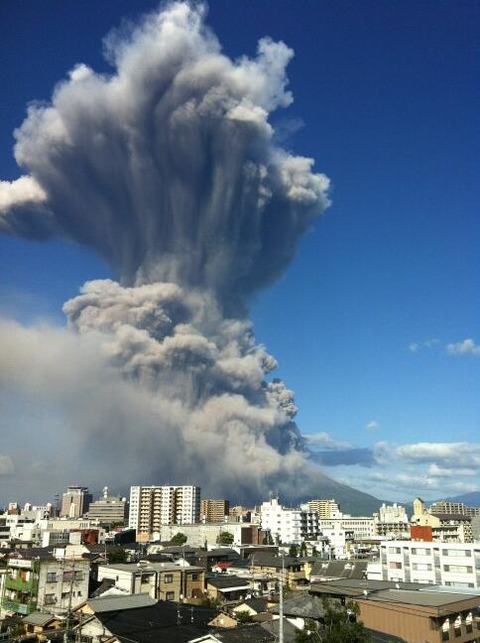 桜島の噴火で5000メートルの噴煙