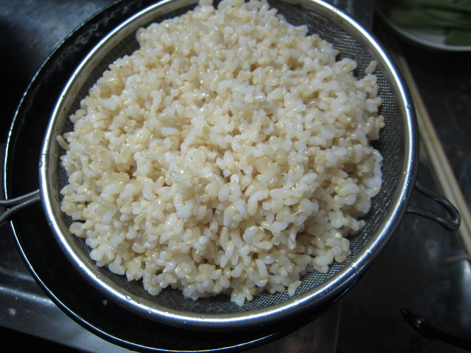 糒の作り方前編 玄米を炊いて水洗いしてヌメリ取り 北海道の食事ブログ